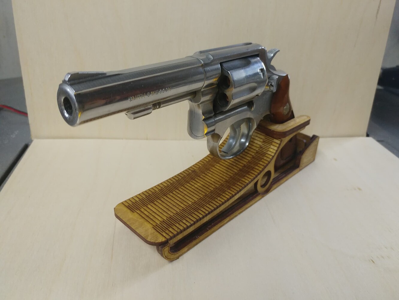 Revolver/Pistol display stand adjustable rear plate to level barrel